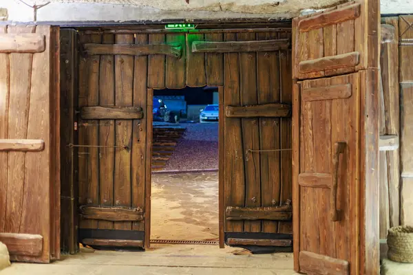 Kırsal ahşap kapılar açık alana açılıyor. 6 Nisan 2025 Branesti, Moldova.