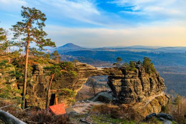 Pravcicka brana manzarası ve bohem İsviçre 'deki çevre manzarası.