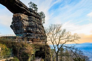 Gün batımında görkemli kaya oluşumu ve manzara manzarası.