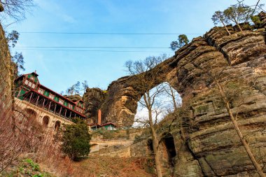 Pravcicka brana doğal kaya kemeri. Bohem İsviçre kış manzarasında tarihi bir yapı..