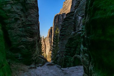 Güneşli kanyonda görkemli kumtaşı oluşumları ve dar yollar.