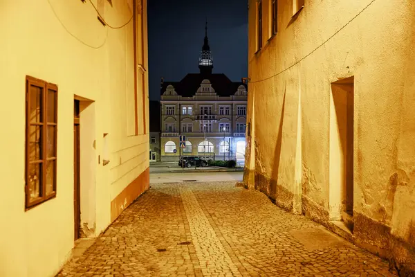 Geceleyin Avrupa 'nın tarihi belediye binasına dar bir sokaktan bakıldı.