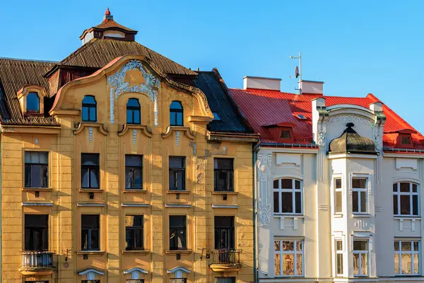 Güneşli bir günde gösterişli cepheleri ve canlı renkleri olan tarihi Avrupa mimarisi.