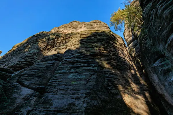 Doğal kanyon ortamında canlı mavi gökyüzüne karşı kaya oluşumları empoze etmek.