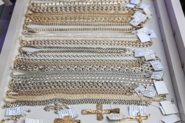 Kuyumcuda sergilenen gümüş ve altın zincirler. 3 Kasım 2023 Balti Moldova.