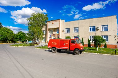 Belediye binasının önünde ya da belediye başkanının ofisinde kırmızı bir itfaiye kamyonu. 5 Haziran 2024 Maramonovca Moldova