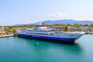 Büyük mavi beyaz bir gemi bir iskeleye demirledi, feribota. 5 Ağustos 2024 Keramoti Yunanistan