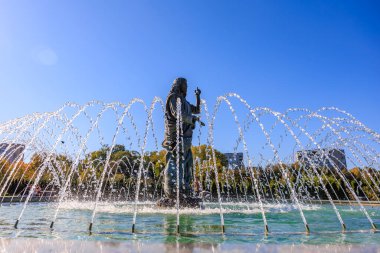 İsa 'nın heykeli bir su çeşmesiyle çevrilidir. Su heykelin el ve ayaklarından fışkırıyor, hareket ve yaşam hissi yaratıyor. 27 Ekim 2024 Chisinau Moldova