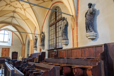 Kilisenin içinde büyük bir kemer yolu ve İsa ve Meryem 'in heykelleri var. Kilise eski ve çok fazla tarihi var. 14 Aralık 2024 Brasov Romanya