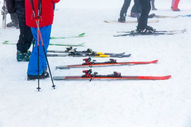 Karlı yamaçta ekipman ve teçhizatla kış kayağı macerası. 15 Aralık 2024 'te Romanya.