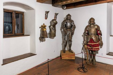 Drakula Kalesi 'nde ortaçağ zırhı ve silahları sergileniyor. 16 Aralık 2024 Bran Romanya.