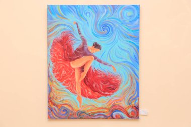 Kırmızı elbiseli bir kadın havada dans ediyor. Resim, dansın zarafetinin ve zarafetinin güzel bir temsili. 12 Mart 2024 Balti Moldova