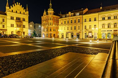 Aydınlatılmış mimarisi olan tarihi Avrupa şehir meydanının gece görüşü. 16 Mart 2025, Decin, Çek Cumhuriyeti.