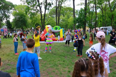 Çocuklar açık hava festivalinin keyfini çıkarıyorlar. Parktaki etkinlikler ve göstericilerle. 31 Mayıs 2024 Balti Moldova.