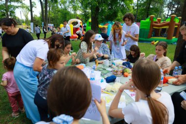 Çeşitli çocuk ve yetişkinler açık hava sanatları ve el sanatları etkinliği düzenliyor. 31 Mayıs 2024 Balti Moldova.