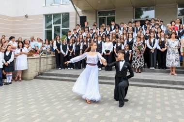 Kafkas gençleri okul mezuniyet töreninde zarif dans ediyorlar. 2 Eylül 2024 Balti Moldova.