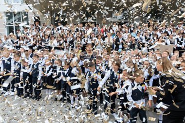 Kafkasyalı çocuklarla konfeti arasında neşeli bir okul kutlaması. 2 Eylül 2024 Balti Moldova.