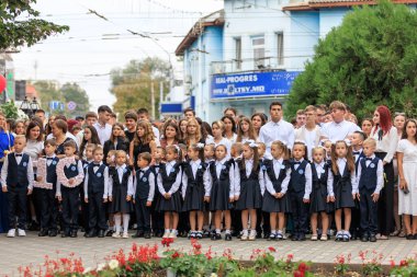 Okul seremonisinde açık havada üniformalı çocuklar olacak. 2 Eylül 2024 Balti Moldova.