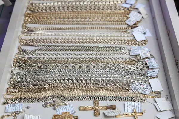 Kuyumcuda sergilenen gümüş ve altın zincirler. 3 Kasım 2023 Balti Moldova.