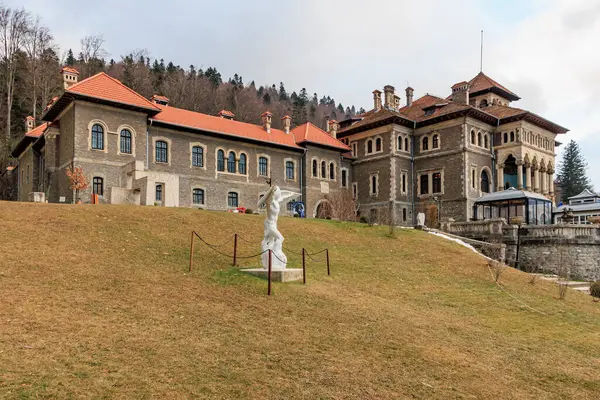 Cantacuzino Kalesi 'nde heykeli olan büyük bir bina. 15 Aralık 2024 Busteni Romanya.