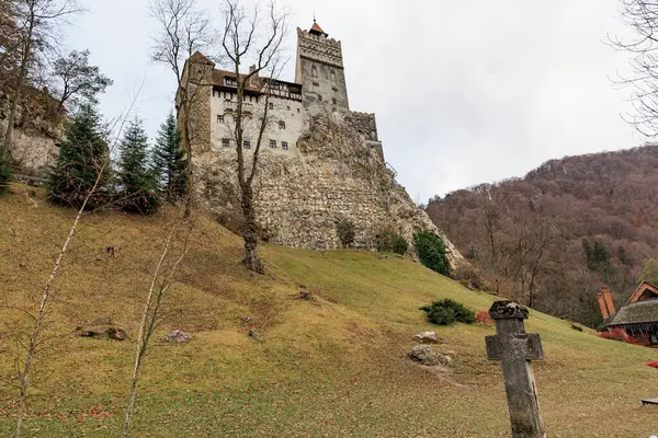 Castle önünde haç olan bir tepede. 16 Aralık 2024 Bran Romanya.