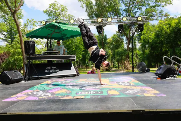 Genç beyaz erkek break dansçı park etkinliğinde sahne alıyor. 31 Mayıs 2024 Balti Moldova.