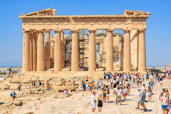 Yunanistan 'ın başkenti Atina' daki Parthenon 'da büyük bir grup insan toplandı. İnsanlar tarihi mekâna girdikçe atmosfer hareketli ve hareketli. 9 Ağustos 2024 Atina Yunanistan