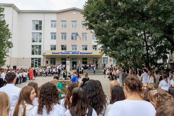 Mihai Eminescu 'nun teorik lisesi dışında okul toplantısı. 2 Eylül 2024 Balti Moldova.