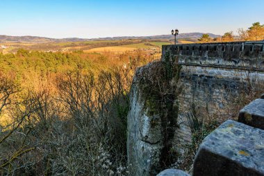 Sonbaharda kırsal manzaraya bakan tarihi taş duvardan manzara.