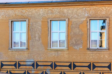 Avrupa 'da süslü camları ve solmuş freski olan tarihi bina.