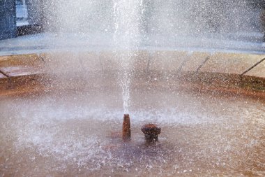Güneşli bir açık hava ortamındaki çeşmeden su sıçrayan yakın plan, doğal gayzer..