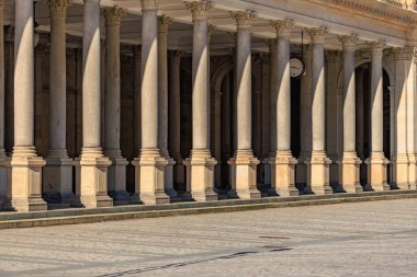 Tarihi Avrupa binasında güneş ışığında zarif mimari sütunlar.