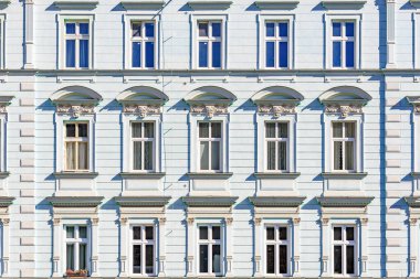 Simetrik pencereleri ve dekoratif detaylarıyla Avrupa 'nın zarif dış binası.