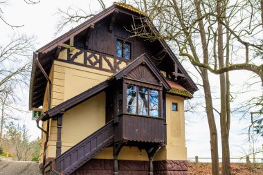 Orman ortamında ahşap detaylarıyla büyüleyici kır evi..