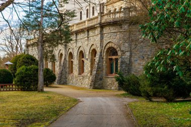 Kemerli pencereli tarihi taş köşk ve huzur dolu bir bahçe..