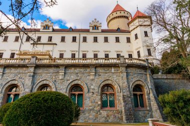 Avrupa 'nın tarihi şatosunda taş kemerler ve taretler manzaralı.