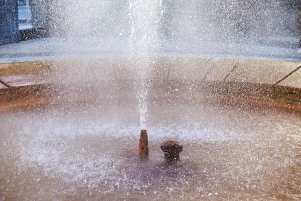 Güneşli bir açık hava ortamındaki çeşmeden su sıçrayan yakın plan, doğal gayzer..