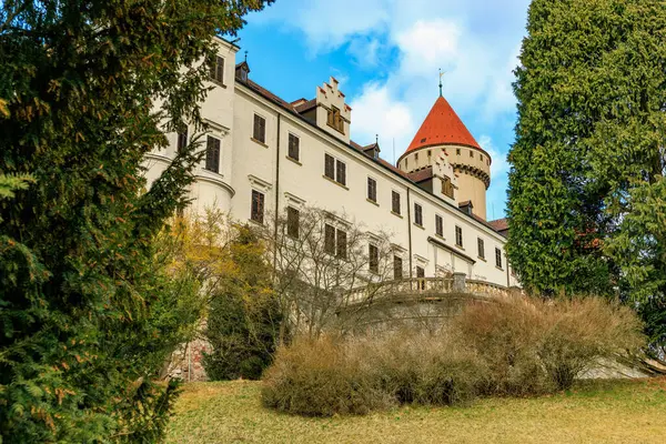 Güneşli bir günde kulesi ve yemyeşil yeşili olan tarihi Avrupa kalesi.