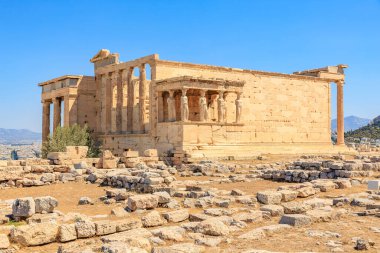 Bina eski ve bir sürü taşı var. Gökyüzü mavi ve Atina 'da hiç bulut yok, Akropolis