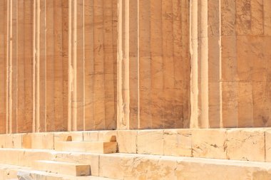 Duvar taştan yapılmıştır ve kahverengi bir rengi vardır. Duvar çok yüksek ve Atina 'daki Akropolis' te birçok basamağı var.