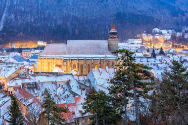 Merkezinde bir kilise olan karlı bir kasaba. Kilise geceleri aydınlık oluyor. Kasaba sessiz ve huzurlu.