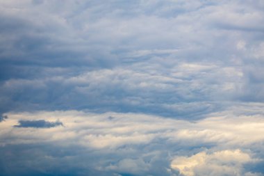 Bulutlu gökyüzü, bulutlu atmosfer katmanları ve doğal ışık..