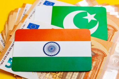 Avro banknotlarında ekonomik ilişkileri temsil eden Hindistan ve Pakistan bayrakları.