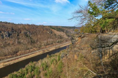 Sonbaharda elbe kumtaşı dağlarının ve nehrin manzarası.