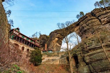 Tarihi bina ile antik kaya oluşumu manzaralı taş kemerler ve bereketli manzaralar arasında.
