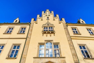 Titrek mavi gökyüzüne karşı gotik mimarisi olan tarihi Avrupa binası.