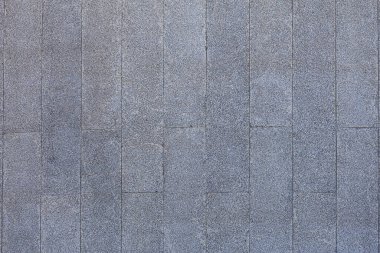Gri asfalt çatı kiremitleri dikey yönelimde.