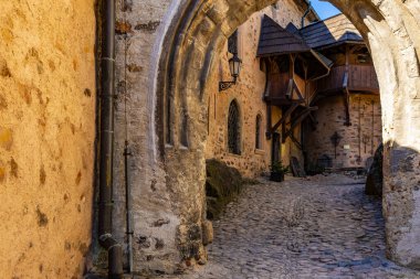 Ortaçağ Avrupa 'sında tarihi kaldırım taşları geçidine çıkan taş kemer yolu.