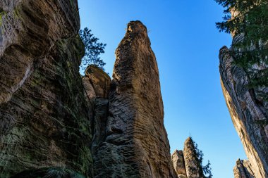 Adrspach-teplice, Czech cumhuriyetinde berrak mavi gökyüzü altında görkemli kumtaşı oluşumları.