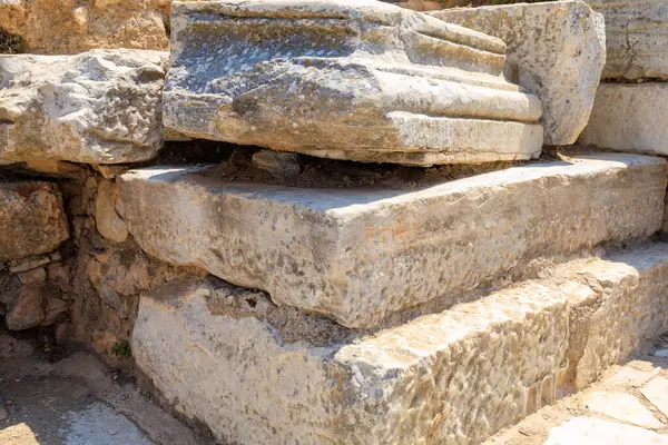 Ephesus antik şehrinin kalıntıları. İnsanlığın Antik Yunan ve Antik Roma 'dan kalma kültürel mirası. Seçici odaklı arkaplan